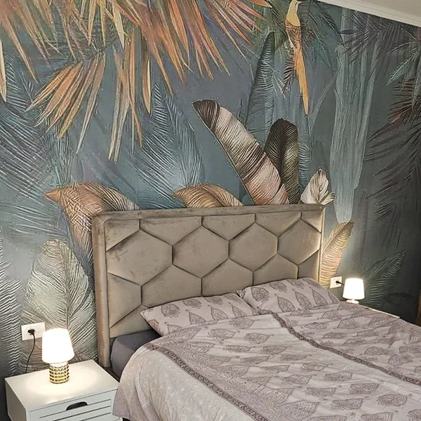 Zelena tapeta sa motivima lišća na zidu u hotelskoj sobi