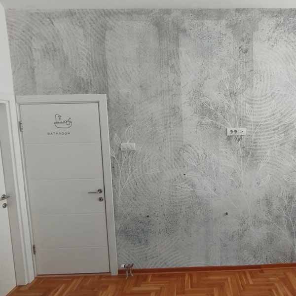 Reljefna Tapeta imitacije betona postavljena na zidu poslovnog lokala