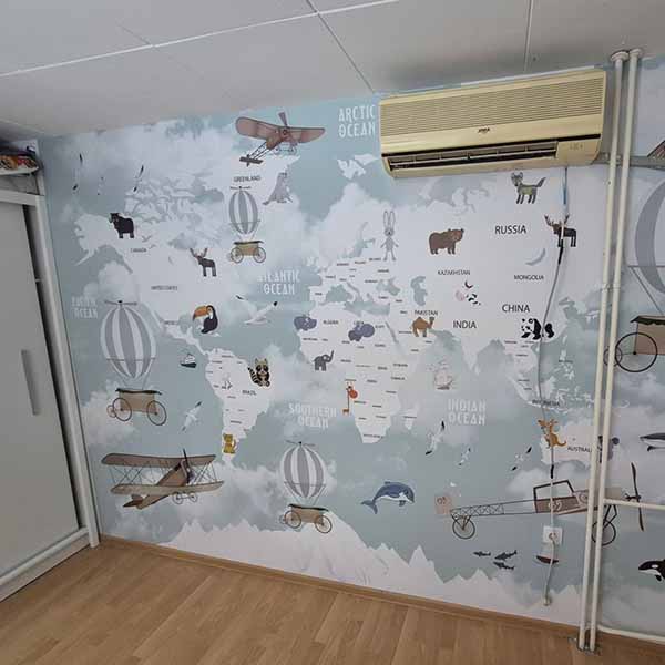 Dečija tapeta mape sveta postavljena na zid